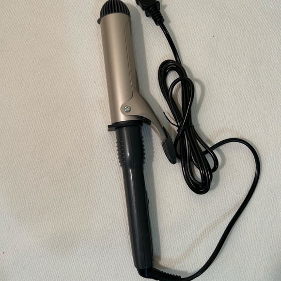 Curling Iron - Conair InfinitiPro Tourmaline Ceramic 1 3/4 Inch 5 settings - Picture 4 of 7